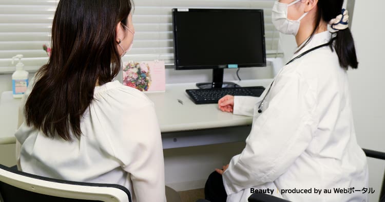 二重整形のカウンセリングを受けるBeauty編集部員