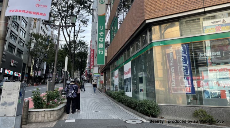 TCB渋谷東口院への行き方②りそな銀行に向かって横断歩道を渡り直進する