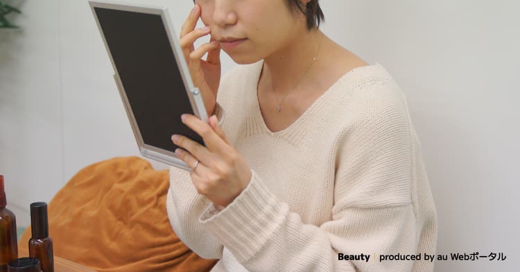 鏡を見る女の子