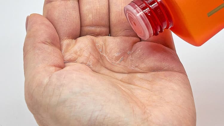 50代向け化粧水の使用感をレビューする50代モニター女性