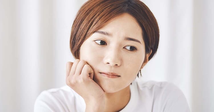 悩んでいる女性
