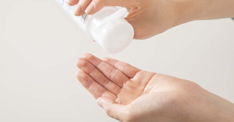 化粧水をたっぷりの量を取る